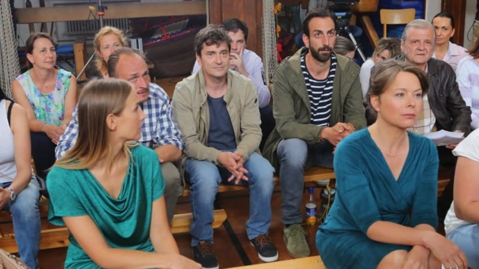 Tatínci a také dědeček sledují své ratolesti na školním vystoupení